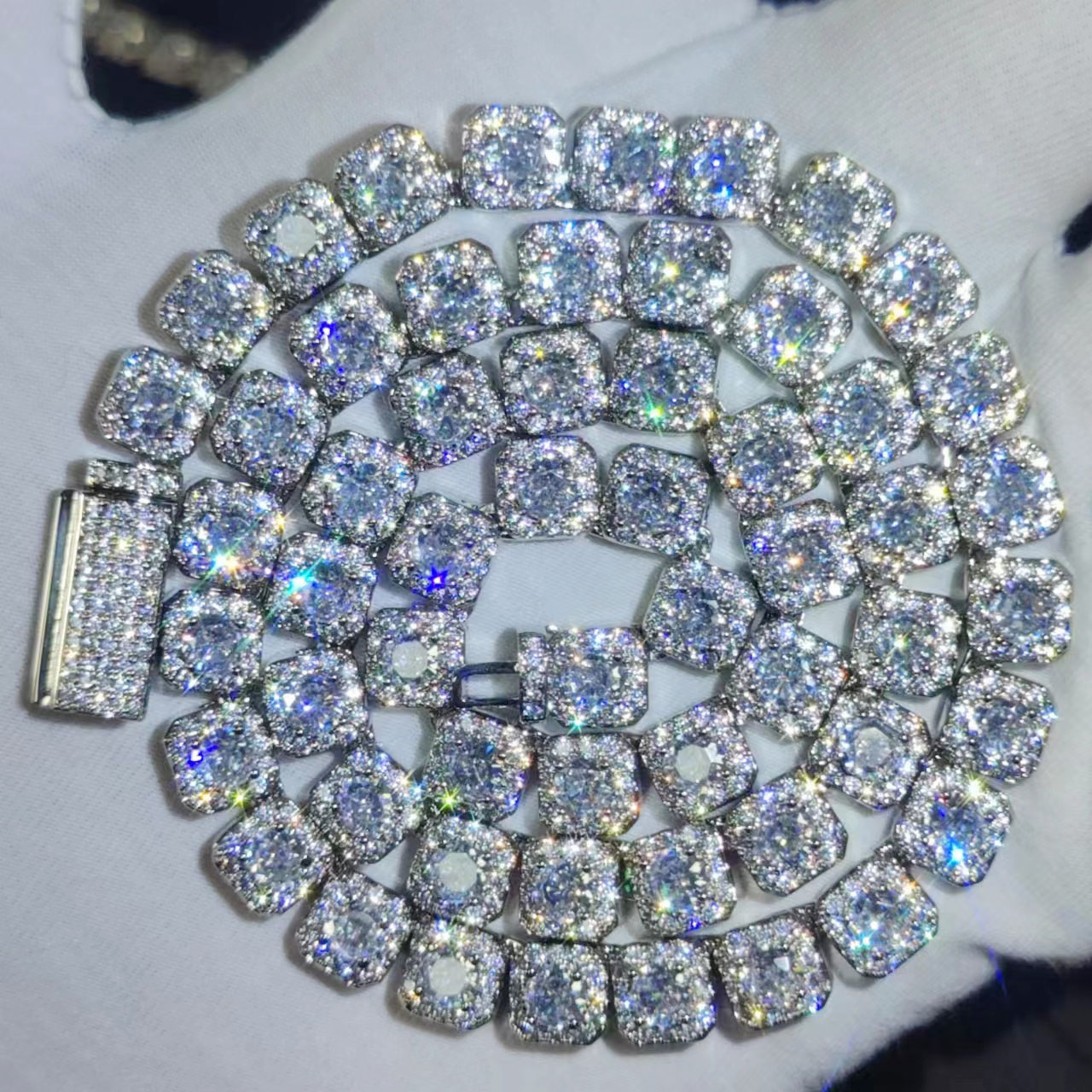 Tennis Bracelet Cubic - سلسلة تنس مرصعة بالألماس من HHIOK،