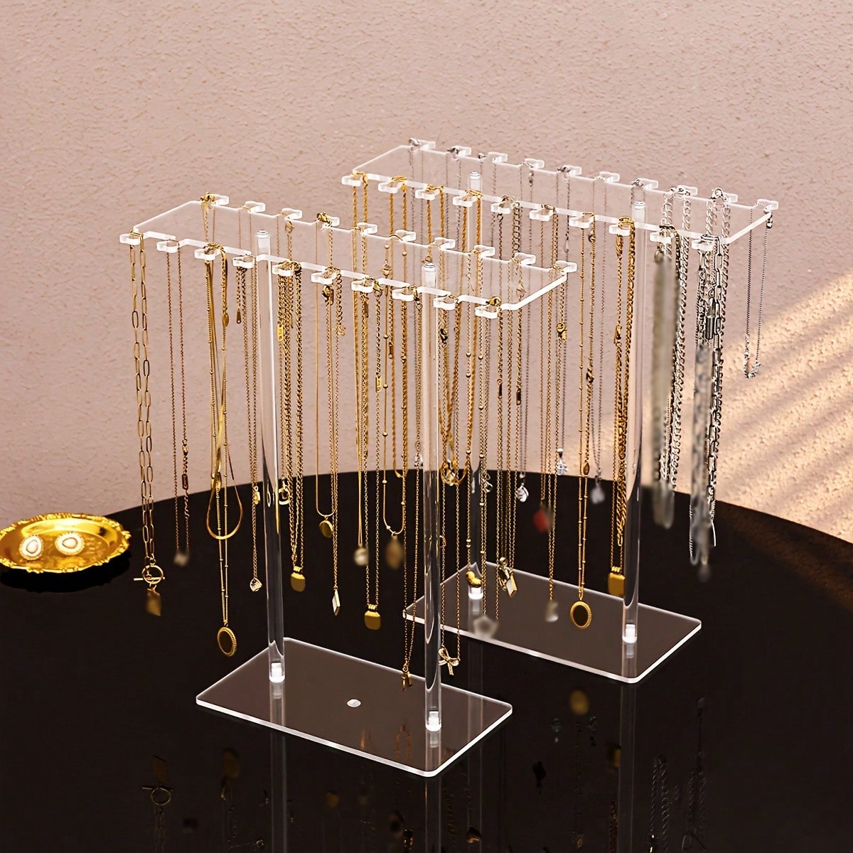 Al Ain Jewelry & Watches Exhibition 2025 - حامل قلادات أكريليك شفاف فاخر، منظم