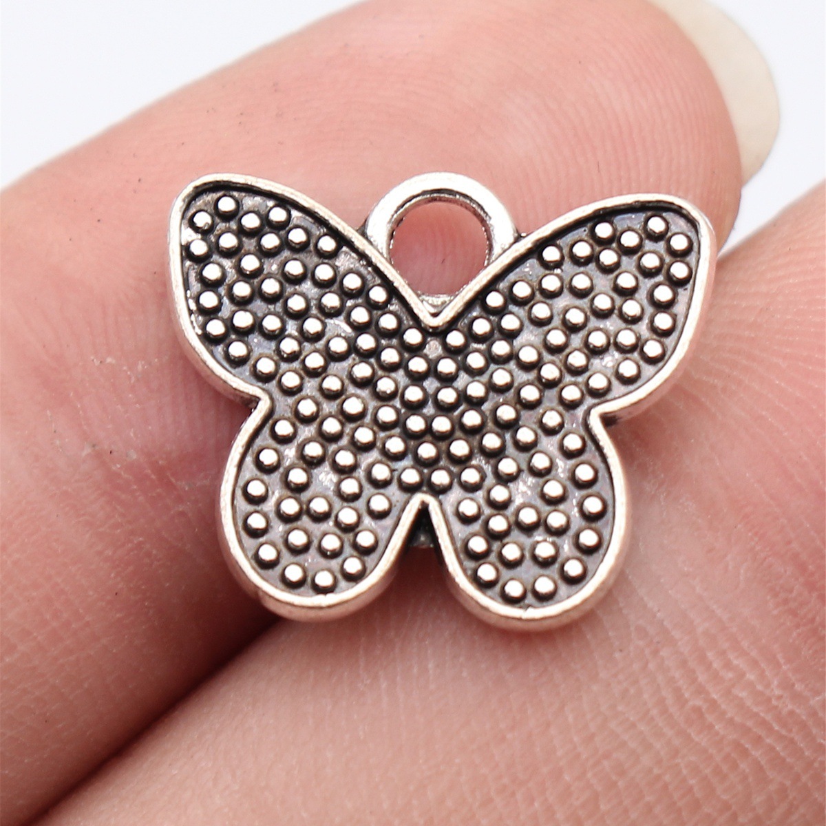 قلادة على شكل فراشة بتصميم عتي - مراجعة Butterfly Pendant Necklace وسعره
