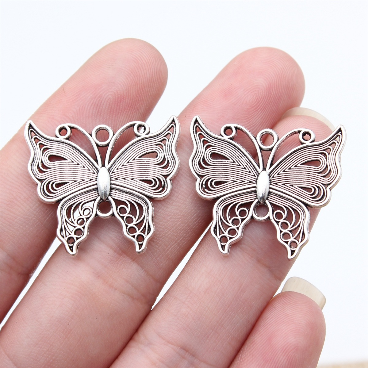 قلادة على شكل فراشة بتصميم عتي - مراجعة Butterfly Pendant Necklace وسعره